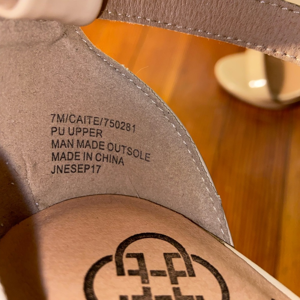 Neutral high heels - Picture 4 of 4
